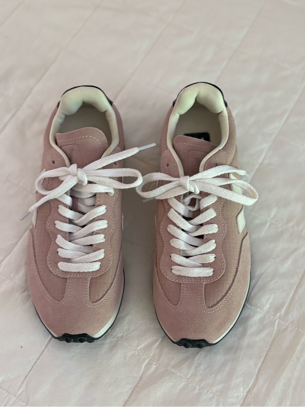 VEJA Classic Lace-Up Women's Sneakers in Dusty Pink